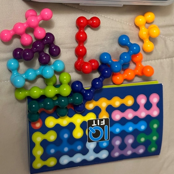 IQ fit. Fun brain teaser/strategy game where you Make the pieces fit together. - Picture 13 of 13